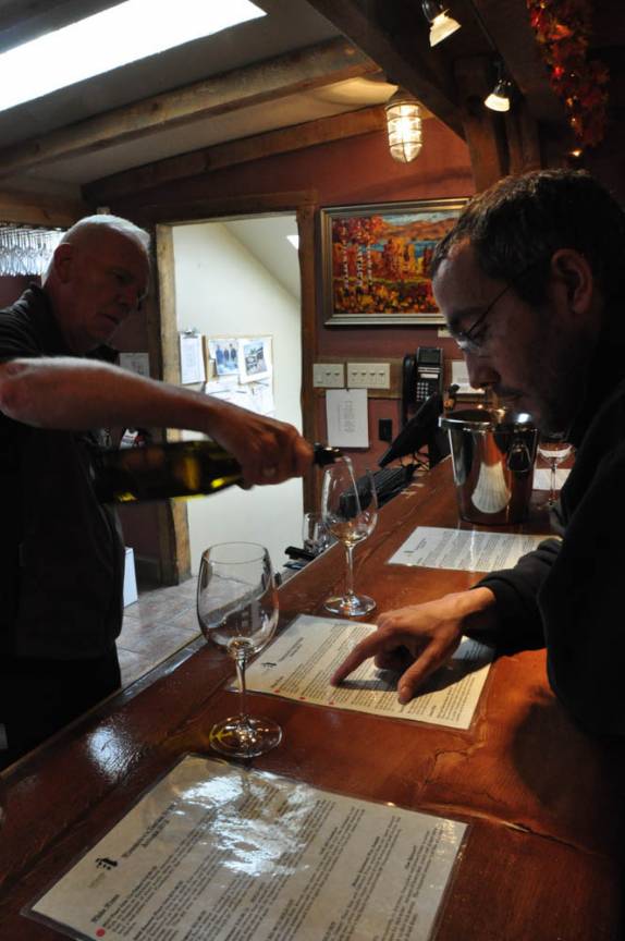 Degustação de vinhos em vinícula do Okanagan Valley, no  sul da British Columbia, no Canadá